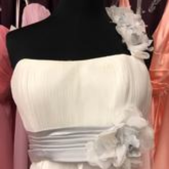Kittychen White One Shoulder Flower Lace Dress